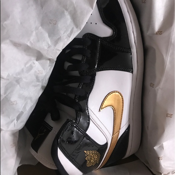 aj1 mid patent black white gold